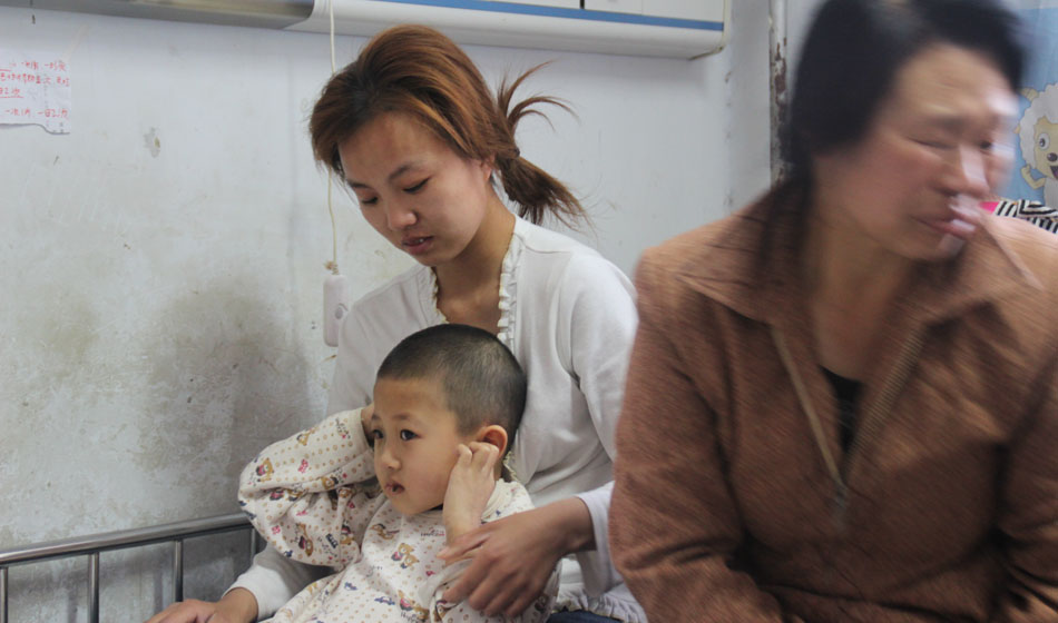 骨穿刺之后的小彬嫻心理產(chǎn)生了恐懼感，面對前來看望她的好心人士她會叫著捂上耳朵，使勁往媽媽的身體里躲，她總害怕自己再次承受那樣的疼痛。小彬嫻每一次這樣的舉動都深深刺痛著家人的心，他們不想讓孩子如此痛苦，又不想放棄治療，因為醫(yī)生說小彬嫻病情的治愈率挺高的，他們一定要陪孩子堅強(qiáng)地區(qū)戰(zhàn)勝病魔。