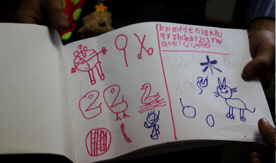 她還記得老師教給她的東西，或許她的畫中隱藏著小小的內(nèi)心深處的期盼。