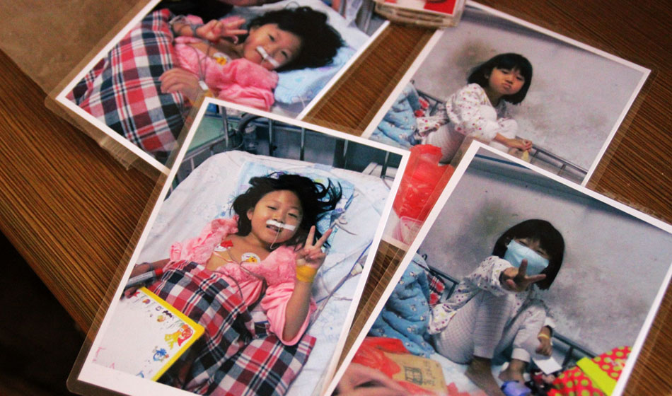 骨穿刺之前的輸血治療，小彬嫻的叔叔給她拍下的定格的微笑?！盀榱诵”驄?，家里最值錢的三馬車賣掉了，她叔叔把自己心愛的小車也賣掉了?！鄙Ｏ壬吹脚畠壕陀X得一切都值！