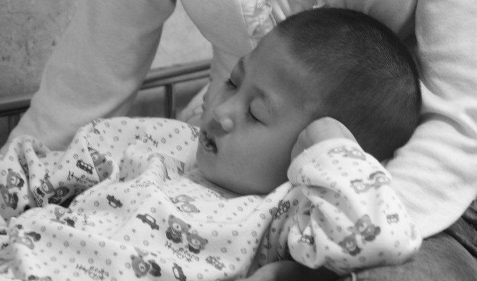 從生病那一天起，媽媽很少下床，她要時刻陪著小彬嫻，她知道女兒離不開自己。在病床上媽媽就是小彬嫻最安全的避風(fēng)港，就連睡覺也要躺在媽媽的懷里，這樣才安心。