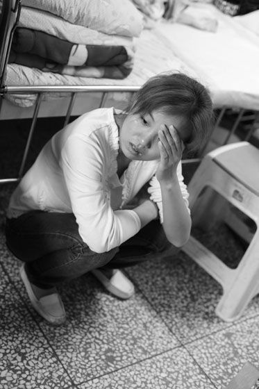 女兒熟睡之后，媽媽總會一個人想很多，女兒的病情、巨額的醫(yī)療費用時刻充斥著她的大腦，年輕的媽媽在這種情境下變得憔悴了很多，她不知道小彬嫻什么時候會好起來，帶著她穿梭在小公園里看著她稚嫩的笑。