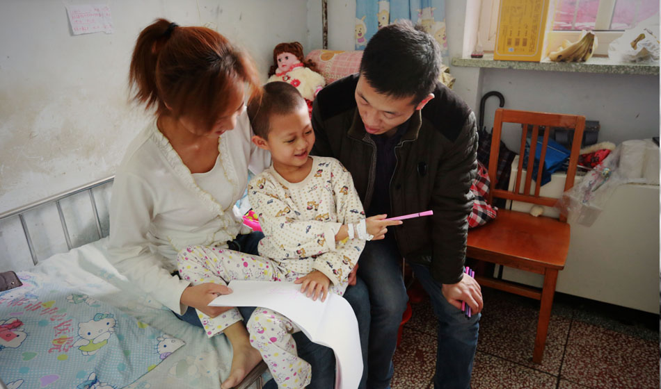 最近一段時間，小彬嫻似乎意識到了什么，只要醫(yī)生向她走來，哪怕是哭著她也會主動伸出胳膊，接受每天一次的皮下組織注射，“我不能流血，治好我才能回家。”她都學(xué)會了自我安慰。這個午后，她拿起愛心人士送給她的畫筆和畫紙開心地玩了起來，爸爸媽媽也終于露出了久違的笑臉，他們必須強(qiáng)忍著壓力給女兒更多的快樂。