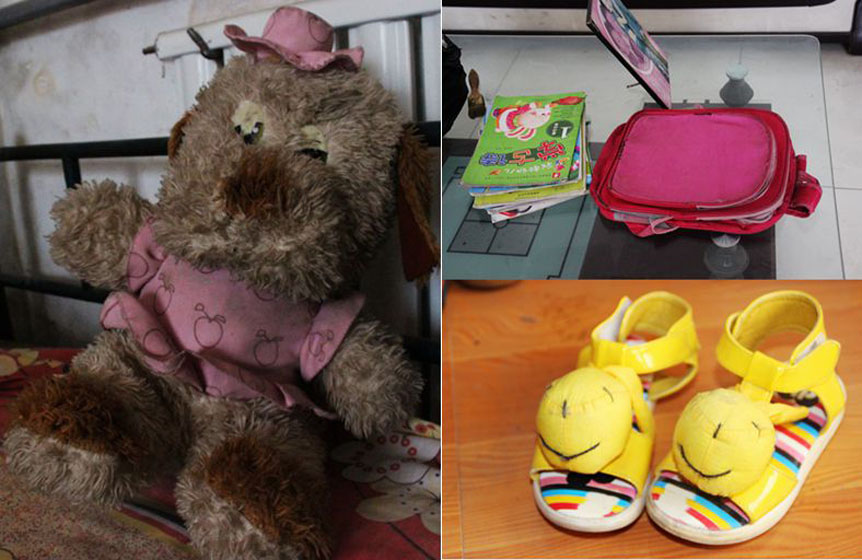 被小彬嫻當(dāng)成寶貝的毛絨玩具，臟兮兮地靠在床沿，顯得是那樣的孤單；還未裝包的書本、還未來及穿著蹦跳的可愛涼鞋都被放在了家里，它們也在等待小主人回家。