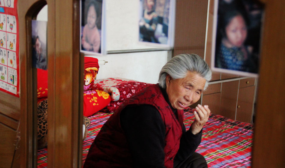 小彬嫻80歲的老奶奶每天在家祈禱小彬嫻早日回來。“老奶奶最親”這是小彬嫻對“誰最親”這個問題最多的回答，小彬嫻和老奶奶就像是一對好朋友，兩個人在一起總是歡聲笑語。而現(xiàn)在，老奶奶每天看著鏡子前的小彬嫻的照片就會淚流滿面。