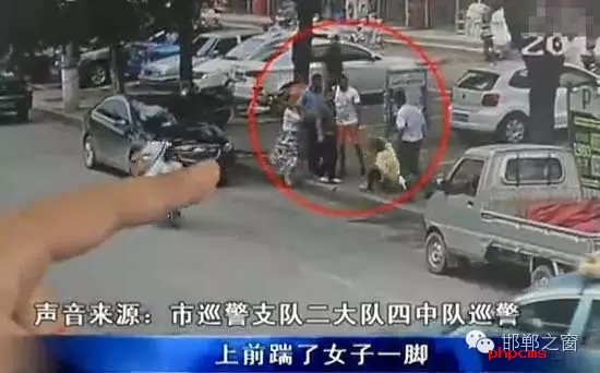 8月5日，市巡警支隊(duì)二大隊(duì)四中隊(duì)巡警在水廠路上巡邏時(shí)，突然一名神色慌張的男子攔下了警車，男子向巡警說他的愛人被打了。巡警立即查看情況，發(fā)現(xiàn)一名約30歲的女子手捂腹部倒在便道上，巡警立即撥打了110和120。經(jīng)了解得知，受傷女子于某某已懷有兩個(gè)月身孕，于某某的丈夫與男子有經(jīng)濟(jì)糾紛，當(dāng)天男子找于某某的丈夫要錢，結(jié)果起了爭(zhēng)執(zhí)。巡警從醫(yī)院了解到于某某不幸流產(chǎn)。