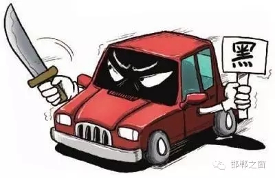 8月3日上午，公交分局接群眾報警稱，在汽車西站搭乘一輛白色奧拓(黑出租車)時，被該車司機持刀搶劫2600元。公交分局迅速組織警力現(xiàn)場勘查、走訪調(diào)查、調(diào)取天網(wǎng)監(jiān)控視頻、尋找嫌疑人蹤跡，經(jīng)大量工作，于次日凌晨6時許，辦案民警在復興區(qū)大乘寺附近發(fā)現(xiàn)嫌疑人的活動蹤跡。經(jīng)縝密布控，辦案民警在火車站一舉將犯罪嫌疑人張某某抓獲，犯罪嫌疑人張某某對持刀搶劫乘客的犯罪事實供認不諱。