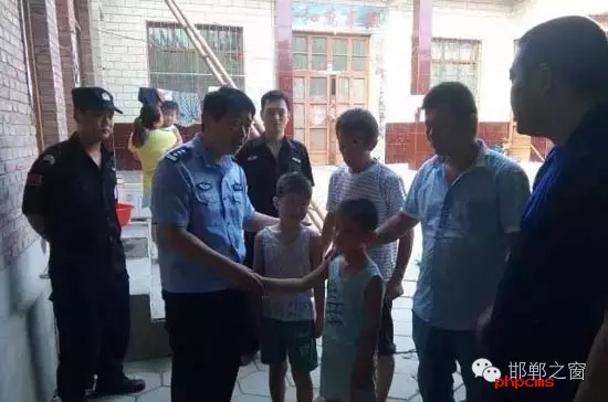 8月11日上午，邯鄲館陶縣公安局指揮中心接到報警，柴堡鎮(zhèn)劉村李某因欠柴堡鎮(zhèn)武張屯村李某某錢款，李某某將李某的兩個兒子（一個10歲，一個8歲）拘禁。民警迅速趕到現(xiàn)場，發(fā)現(xiàn)李某家街門被反鎖，民警登上盤梯與嫌疑人談話，穩(wěn)定其情緒，做其思想工作，當日下午17時20分許，兩個小男孩被成功解救。