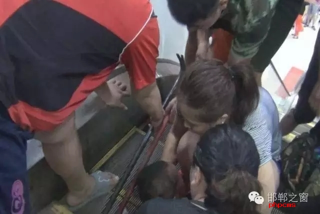 8月11日下午2點，曲周縣百貨大樓一名幼兒手臂卡入滾動扶梯，接到報警后，邯鄲消防曲周中隊立即趕赴現(xiàn)場進行救援。據(jù)商場工作人員介紹，幼兒母親在一旁買水時，沒注意幼兒爬到電梯口玩耍不慎將手臂卡住。