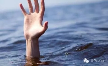 8月11日下午4點(diǎn)左右，邯鄲臨漳縣油房村村主任程艮生像往常一樣在自己負(fù)責(zé)的區(qū)域巡查，在快要接近漳河時(shí)，程艮生發(fā)現(xiàn)不遠(yuǎn)處有兩個(gè)人在水里撲騰。程艮生用盡全力將兩人救上岸?！皟蓚€(gè)孩子才十八九歲，正值大好年華?！被貞浧甬?dāng)時(shí)情形，程艮生依然心有余悸。