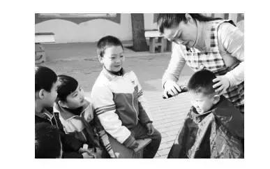 “苗老師理發(fā)又快又好看！”昨日是二月二“龍?zhí)ь^”的好日子，邯鄲市叢臺區(qū)滏東小學(xué)教師苗艷敏義務(wù)給十多名留守兒童理發(fā)，受到了眾人好評。為擁有這門手藝，苗艷敏利用節(jié)假日暗中“修煉”了3年。 早在2014年2月，苗艷敏就從網(wǎng)上購買了電動(dòng)理發(fā)器，每逢節(jié)假日便去理發(fā)店觀摩學(xué)習(xí)。經(jīng)過一個(gè)多月的鉆研，她把愛人當(dāng)成了第一個(gè)“試驗(yàn)品”，結(jié)果以失敗告終。 為真正學(xué)好理發(fā)手藝，苗艷敏除了光顧各理發(fā)店取經(jīng)外，還經(jīng)常上網(wǎng)學(xué)習(xí)。功夫不負(fù)有心人，經(jīng)過3年多的修煉，她的手藝越來越嫻熟，漸漸得到了大家的認(rèn)可。 今年二月二，她特意從家里帶來理發(fā)工具，為廣大師生一展才藝。