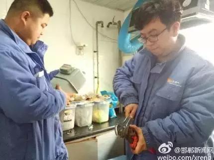 2月28日，邯鄲華潤燃?xì)夤竟ぷ魅藛T對我市叢臺花園，滏新家園等燃?xì)庥脩暨M(jìn)行安檢，截止目前，該公司已入戶安檢21938戶，發(fā)現(xiàn)隱患并整改1564戶。根據(jù)相關(guān)規(guī)定，燃?xì)饨?jīng)營企業(yè)每兩年需對所管轄范圍內(nèi)的燃?xì)庥脩暨M(jìn)行一次入戶安全檢查工作，其目的是查找安全隱患，確保用戶安全用氣。