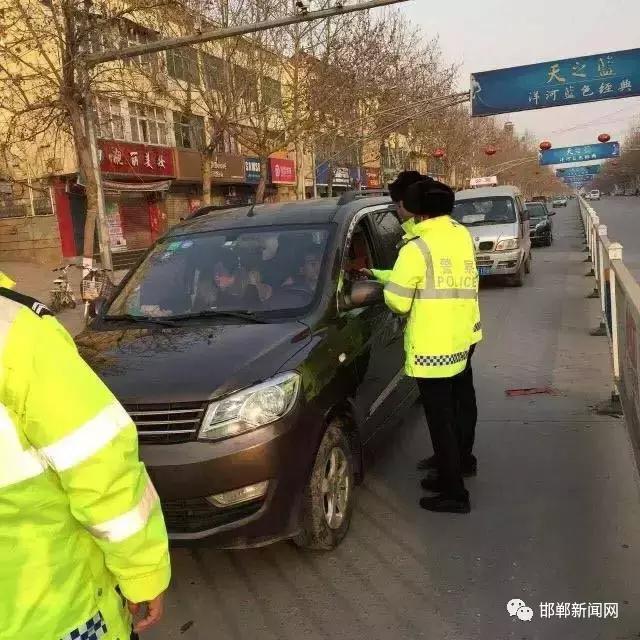 我市交警為營造安全、有序的道路交通環(huán)境，自2月26日0時(shí)起，啟動(dòng)了106國道李茂堤警務(wù)站、107國道漳河警務(wù)站、309國道椿樹嶺警務(wù)站、213省道索堡警務(wù)站、212省道柳園警務(wù)站、青蘭高速邯鄲東口警務(wù)站、青蘭高速邯鄲西口警務(wù)站、京港澳高速邯鄲南口警務(wù)站、京港澳高速邯鄲北口警務(wù)站。