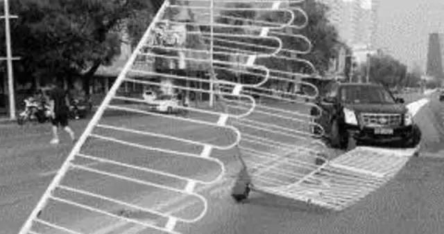 2月13日晚，在河北省邯鄲市渚河路與光明大街交叉口發(fā)生的一起交通逃逸事故。剛輸完液的受害人從羅城頭村口由南向北行駛，正準(zhǔn)備左轉(zhuǎn)時(shí)，卻被迎面而來的逆行車輛撞飛在地，該司機(jī)并沒有停車，而是加速向南行駛，瞬間就消失的無影無蹤了。 隨后，邯山大隊(duì)事故科的民警趕到現(xiàn)場。查出這輛肇事車輛就在這起事故發(fā)生的三分鐘前，就在位于中華大街渚河路東南角的金業(yè)小區(qū)的停車場，撞斷停車場的欄桿后加速逃離了現(xiàn)場。 而前面的這起事故，應(yīng)該就是該車在逃逸的過程中行駛到羅城頭附近，撞人后再次逃逸。通過天網(wǎng)監(jiān)控顯示，這輛轎車拐進(jìn)一小區(qū)后，就一直沒有出現(xiàn)過。2月14日凌晨2點(diǎn)05分警車到達(dá)該小區(qū)，經(jīng)過近半個(gè)小時(shí)的搜索，民警在小區(qū)的一個(gè)角落里找到了這輛肇事車輛。這起發(fā)生在2月13號的交通肇事逃逸案宣告告破。