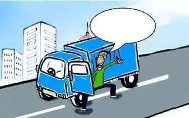 2月27日凌晨，邯鄲市一名男子套用其表哥A2駕駛證信息駕駛大貨車進(jìn)入市區(qū)，沒成想因?yàn)樽旖堑囊活w痣被交警看出破綻，不僅被公安機(jī)關(guān)依法行政拘留了15天，而且被罰款1500元。在事實(shí)面前，駕駛?cè)瞬坏貌怀姓J(rèn)自己無證，試圖用表哥的駕駛證蒙混過關(guān)。